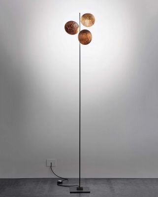 Catellani & Smith Lederam F3 Stehleuchte mit drei goldenen Kugeln, modernes Design.